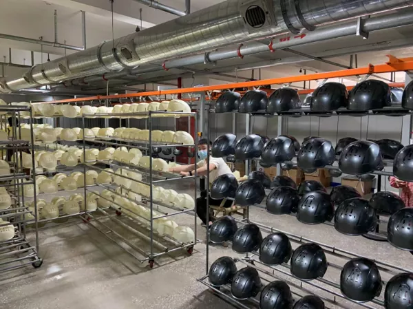 Unsere Helmfabrik modernisiert die Produktionslinie, um die OEM-Anpassungskapazität zu steigern
